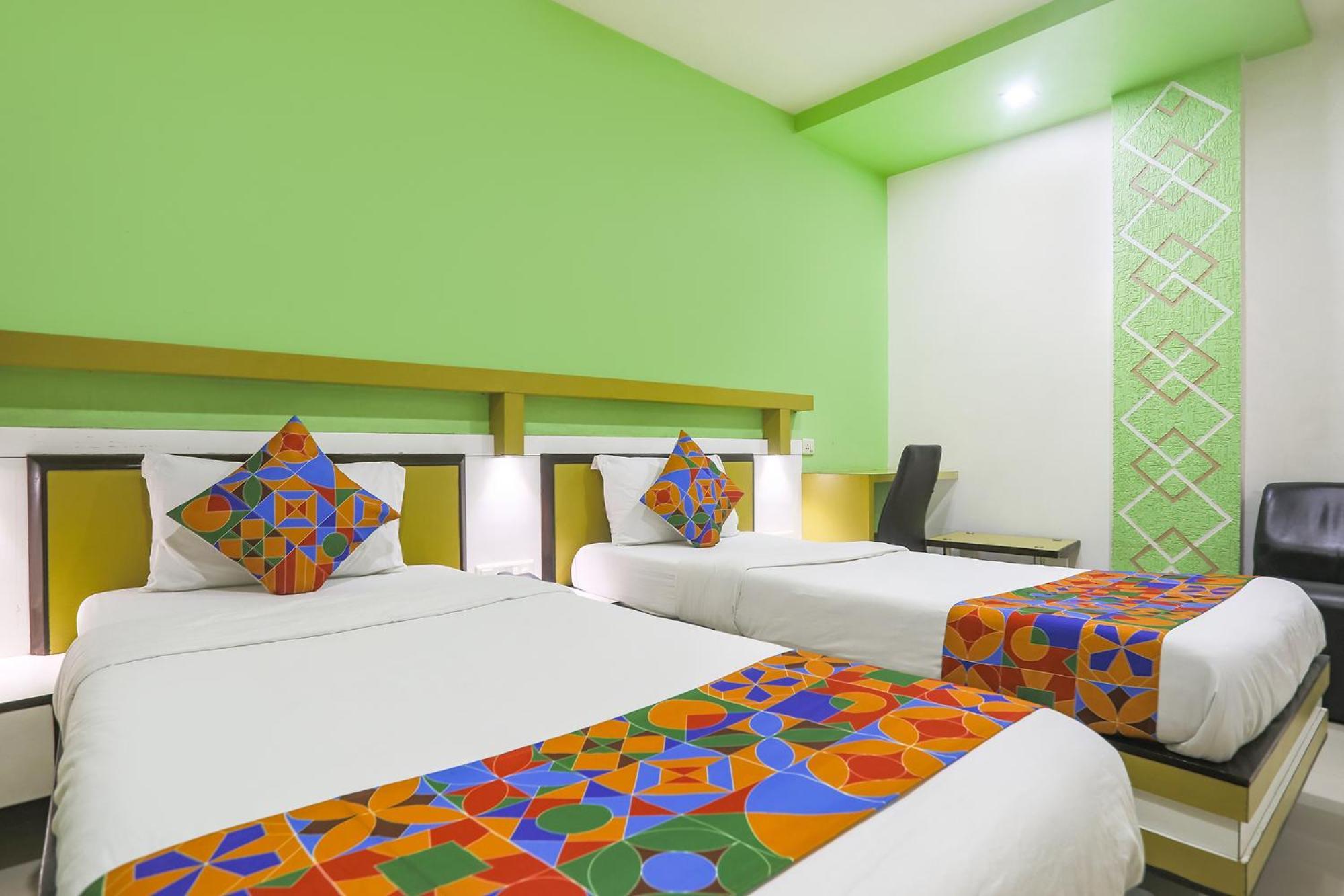 Hotel Merit 수라트 외부 사진