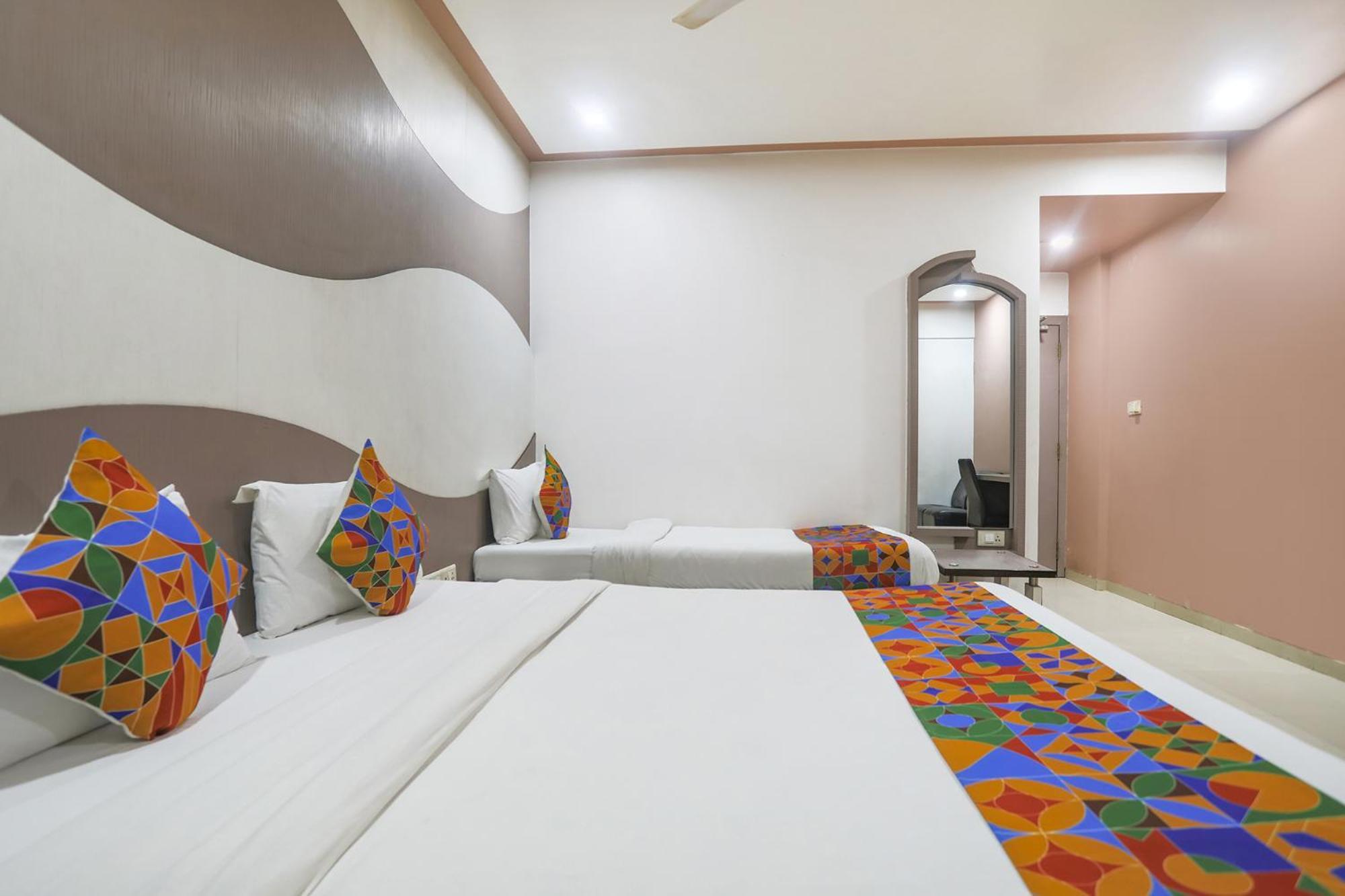 Hotel Merit 수라트 외부 사진