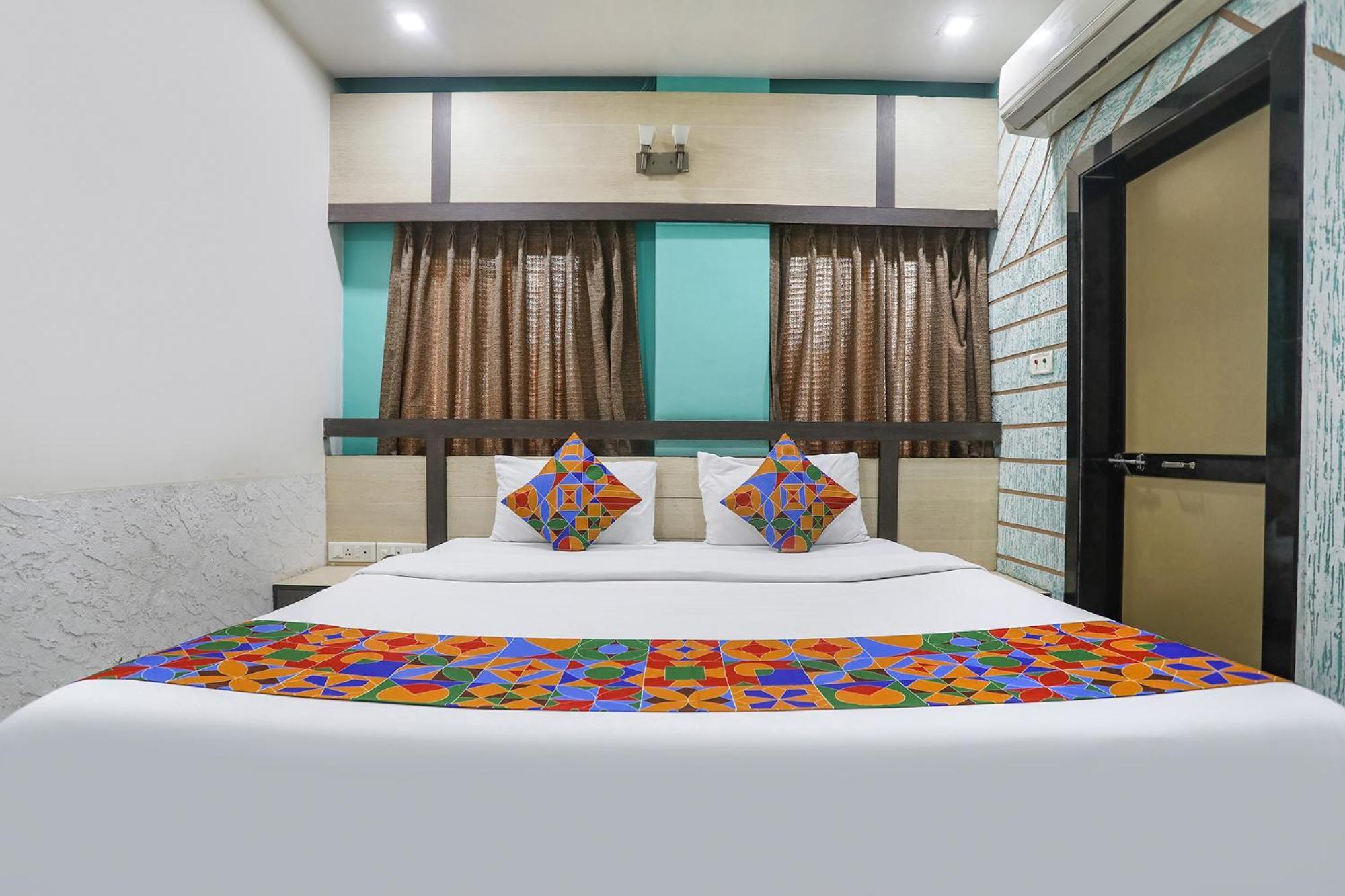 Hotel Merit 수라트 외부 사진