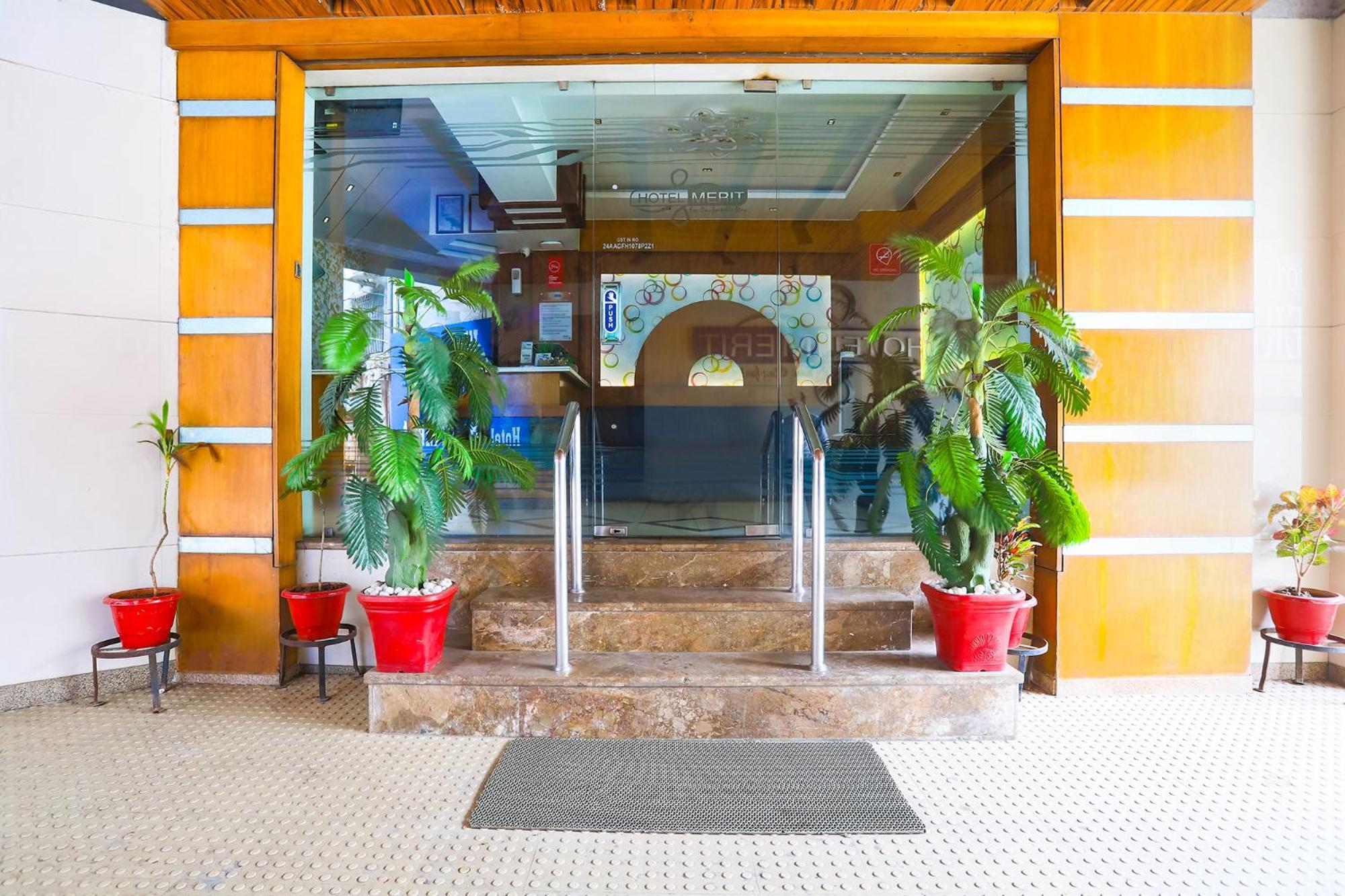 Hotel Merit 수라트 외부 사진